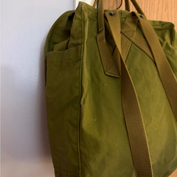 Fjallraven Kånken Medium Green Backpack - Picture 8 of 12